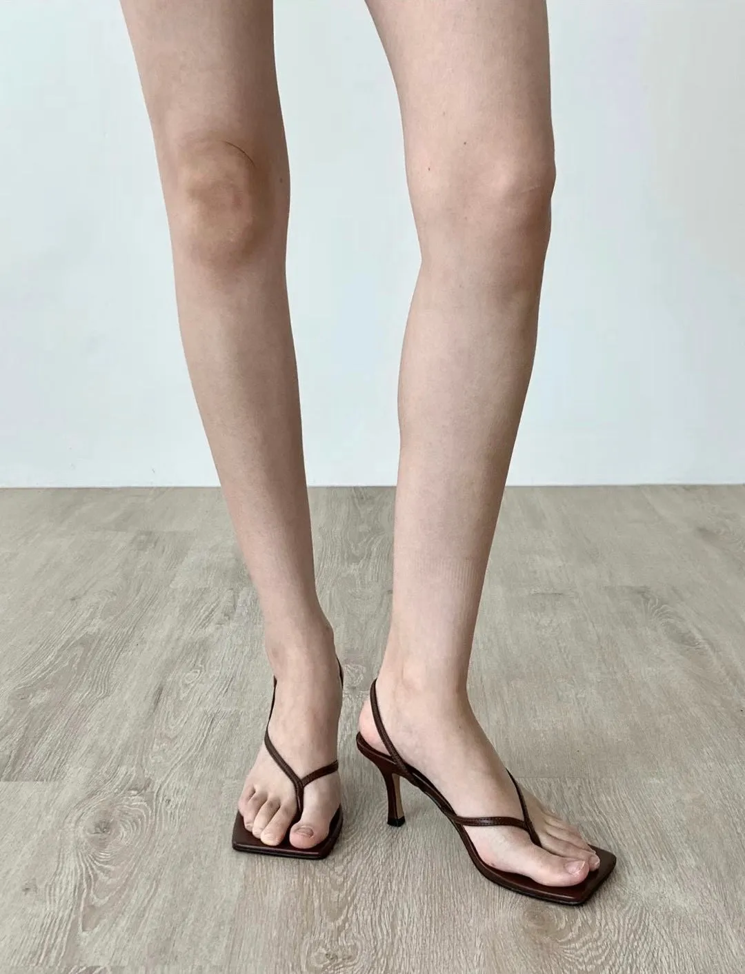 Minimalist slender straps sandals